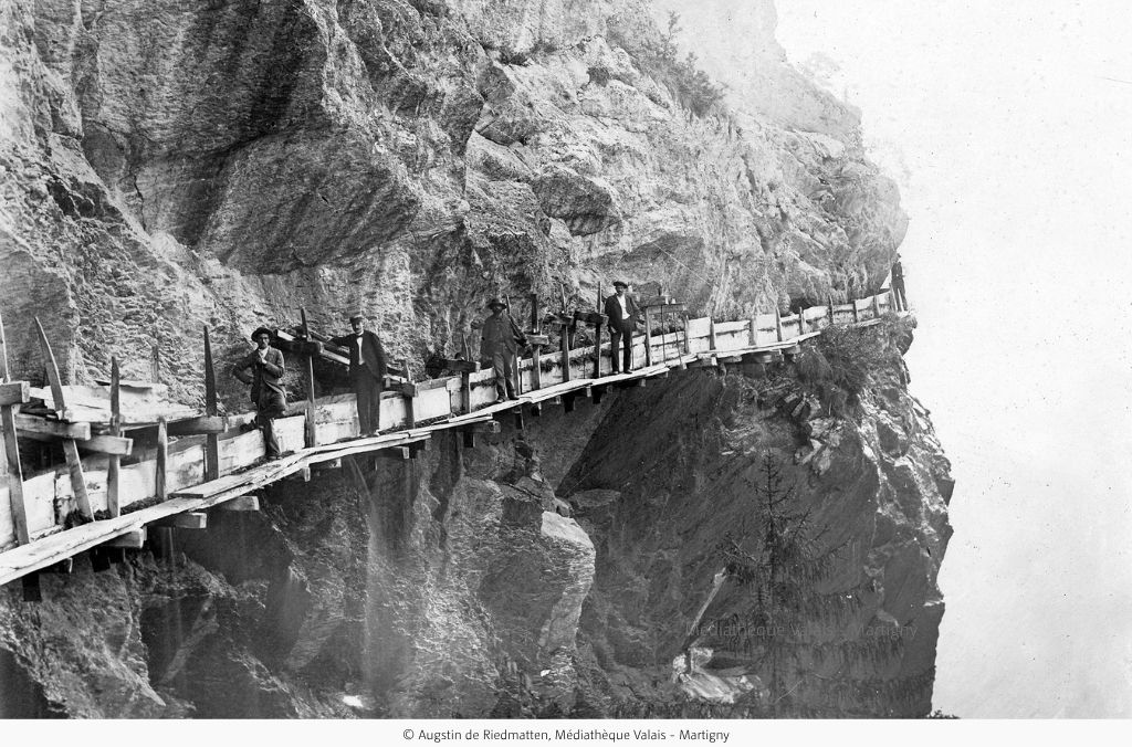 Für die Bewässerung mit Suonen im Wallis wurde das Wasser von weither geholt - die Suonen wurden früher sogar an Felsen befestigt, um Wasser zu den Feldern zu leiten.