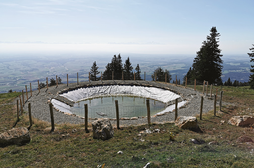 Wasserauffangbecken mit mit 250 m3 Fassungsvolumen - ein Beispiel dafür, wie die Wasserverfügbarkeit in den Bergen verbessert werden kann.