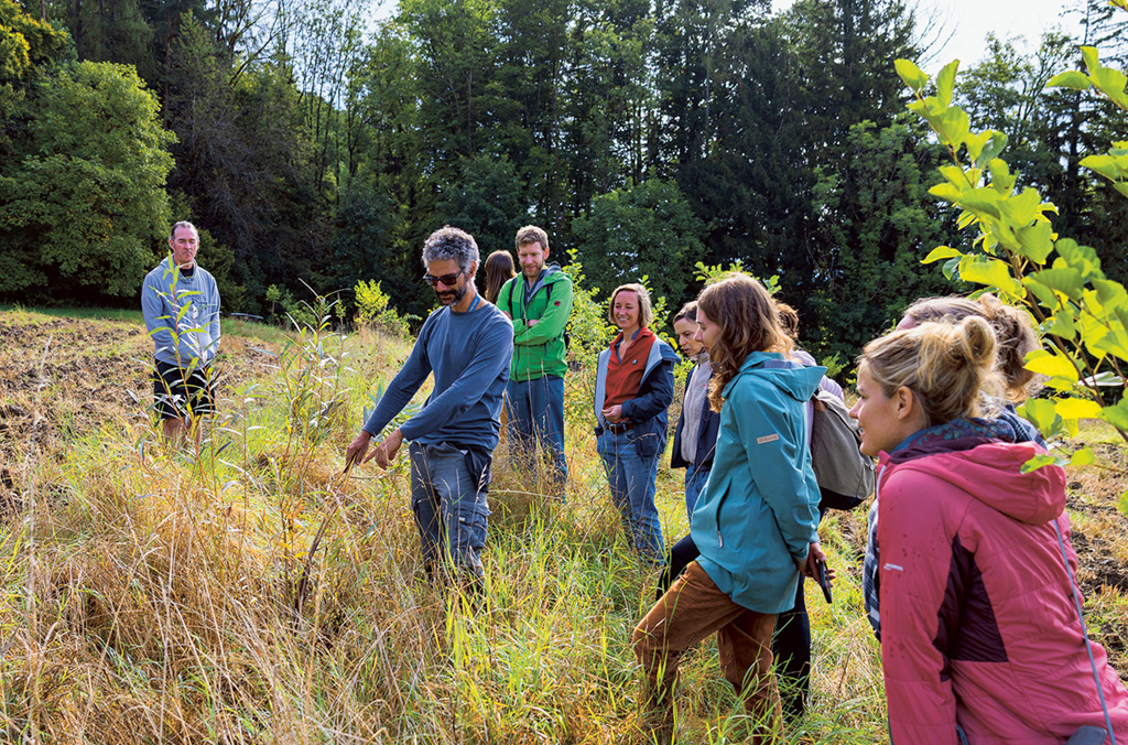 Menschengruppe im Keyline-Design-Feld beim Hof Aebleten