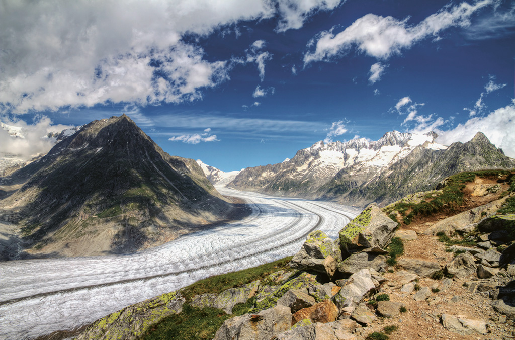 Panorama des Aletschgletschers - Gletscher sind eine der grossen Wasserspeicher in den Alpen