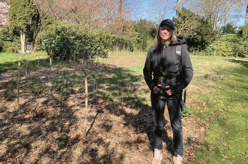 Hecken erobern die Stadt: Lucy Bohling vor der neu gepflanzten «Bastelhecke» im Biodiversitätspark Bornkamp in Hamburg.